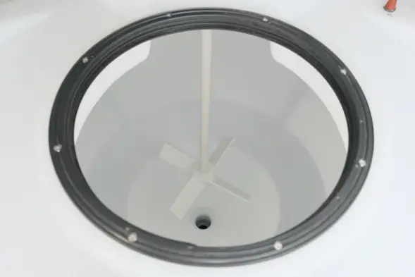 Емкость ЦКТ 3000 л с патрубком 90мм с фланцем белая в обрешетке с лестницей