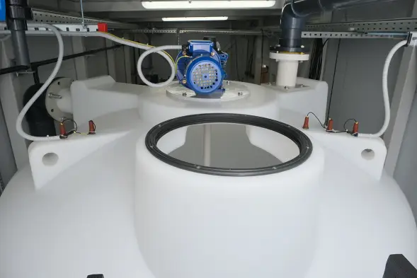 Емкость ЦКТ 3000 л с патрубком 90мм с фланцем белая в обрешетке с лестницей