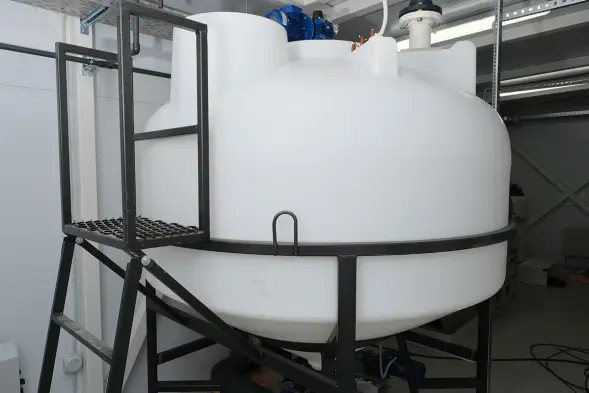 Емкость ЦКТ 3000 л с патрубком 90мм с фланцем белая в обрешетке с лестницей