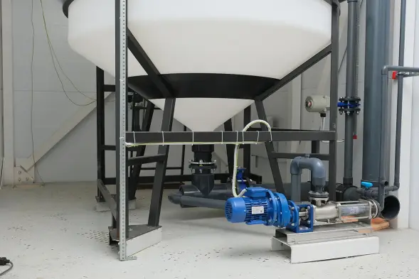 Емкость ЦКТ 3000 л с патрубком 90мм с фланцем белая в обрешетке с лестницей