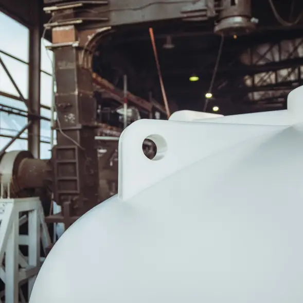 Емкость ЦКТ 3000 л с патрубком 90мм с фланцем белая в обрешетке с лестницей