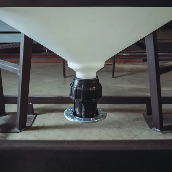 Емкость ЦКТ 3000 л с патрубком 90мм с фланцем белая в обрешетке с лестницей