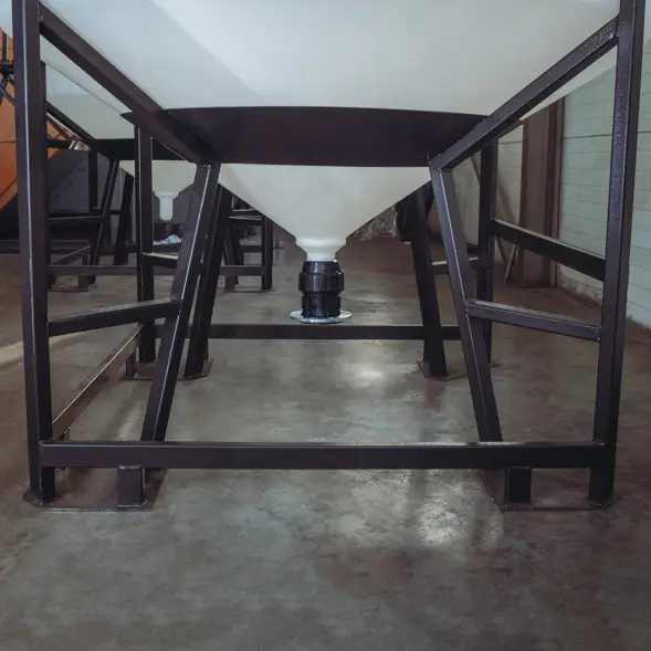 Емкость ЦКТ 3000 л с патрубком 90мм с фланцем белая в обрешетке с лестницей