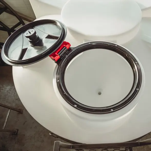 Емкость ЦКТ 3000 л с патрубком 90мм с фланцем белая в обрешетке с лестницей