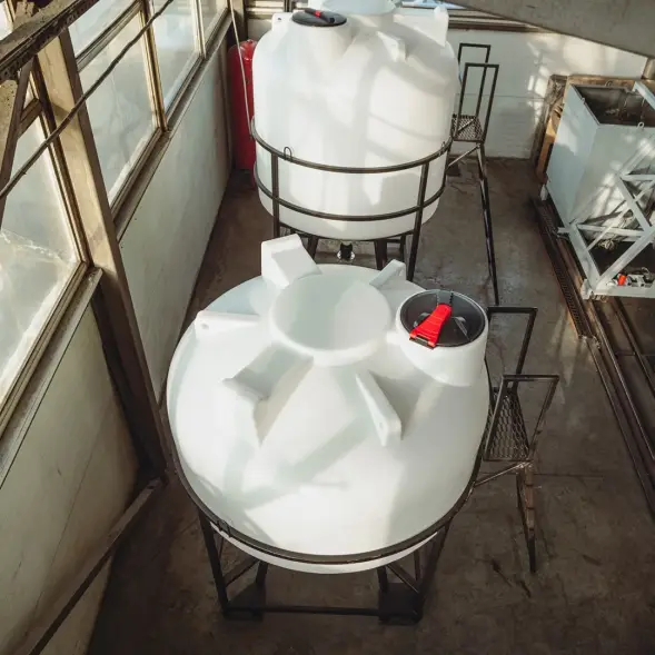 Емкость ЦКТ 3000 л с патрубком 90мм с фланцем белая в обрешетке с лестницей