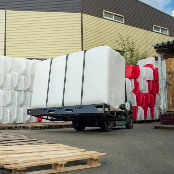 Емкость KR 4000л с 2 патрубками 90 и 63 мм белая с откидной крышкой в обрешетке (полный слив)