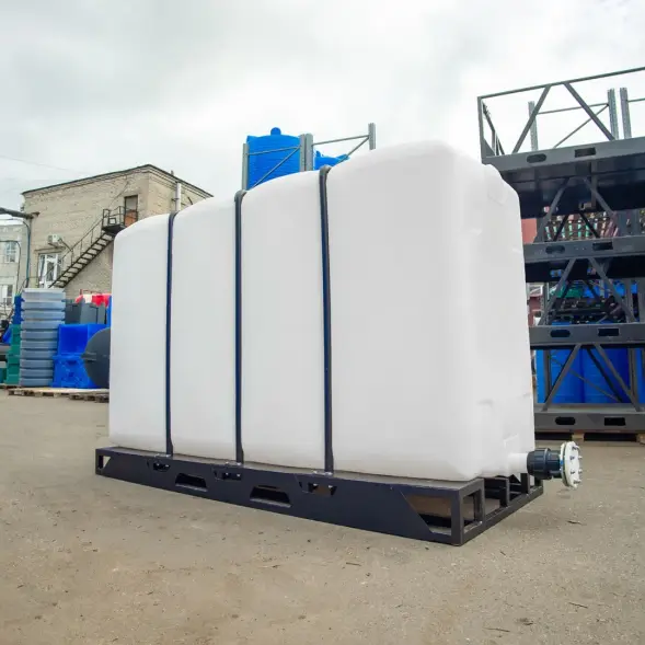 Емкость KR 4000л с 2 патрубками 90 и 63 мм белая с откидной крышкой в обрешетке (полный слив)