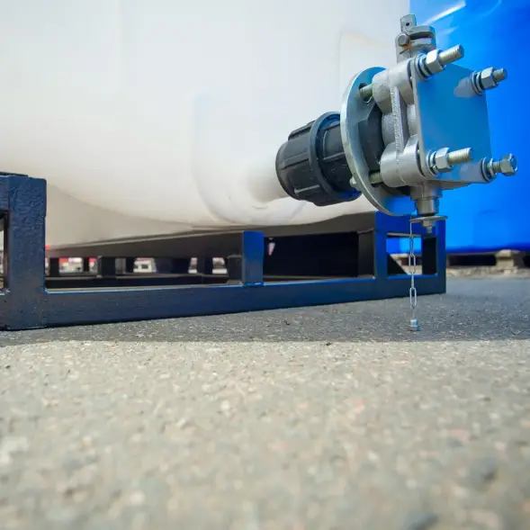 Емкость KR 4000л с 2 патрубками 90 и 63 мм белая с откидной крышкой в обрешетке (полный слив)