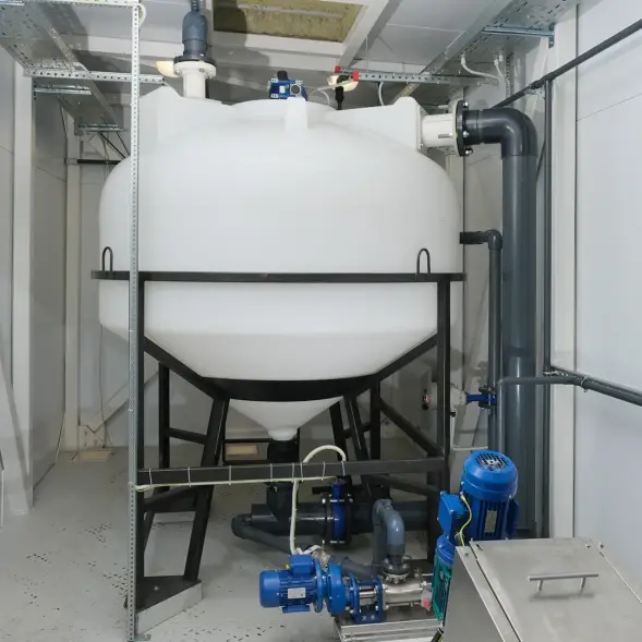 Емкость ЦКТ 3000 л с патрубком 160мм под плотность до 1,5 г/см3 белая в обрешетке с лестницей