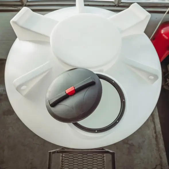 Емкость ЦКТ 5000 л с патрубком 110мм под плотность до 1,2 г/см3 белая в обрешетке с лестницей