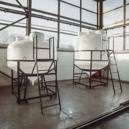 Емкость ЦКТ 5000 л с патрубком 110мм под плотность до 1,5 г/см3 белая в обрешетке