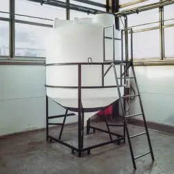 Емкость ЦКТ 5000 л с патрубком 160мм с фланцем под плотность до 1,5 г/см3 белая в обрешетке с лестницей